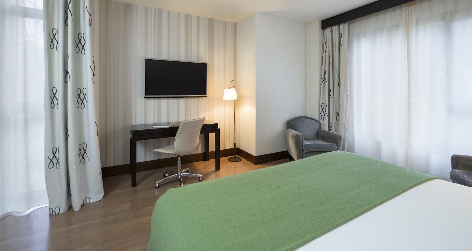 Palacio De Aviles Affiliated By Melia Bagian luar foto A room at the hotel