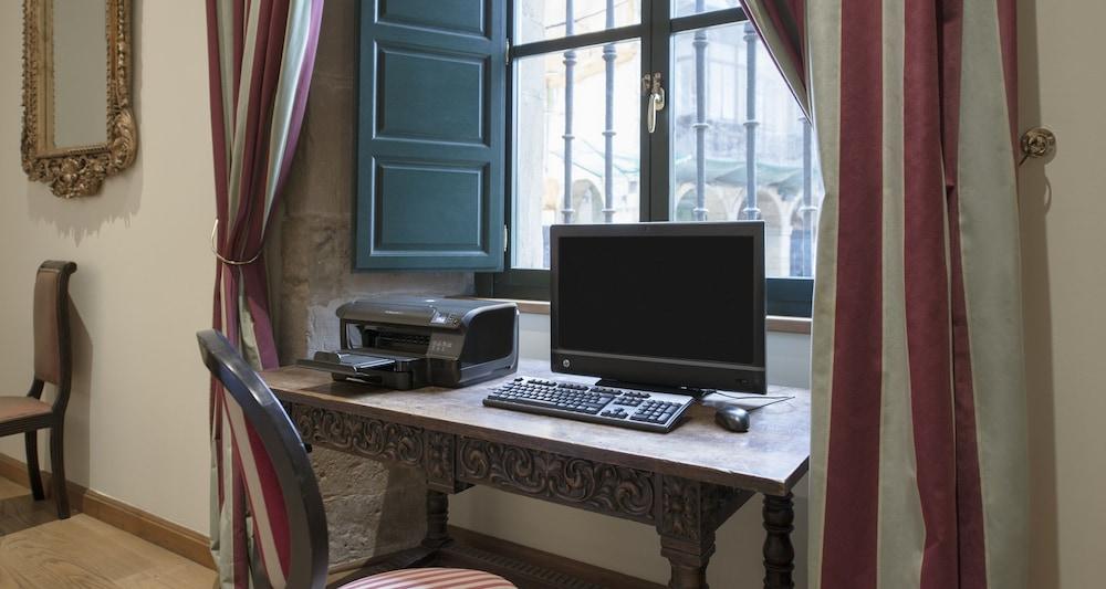 Palacio De Aviles Affiliated By Melia Bagian luar foto A typical home office