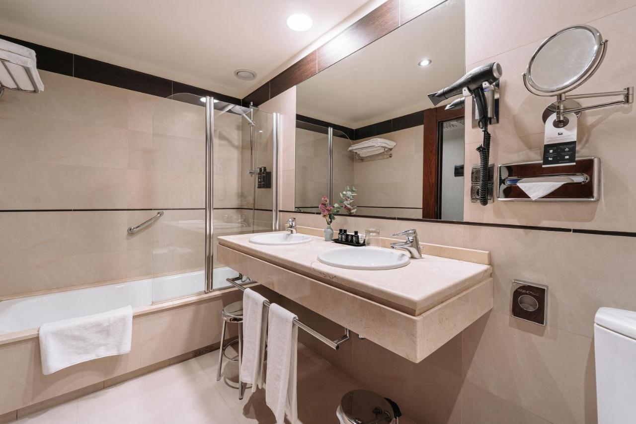 Palacio De Aviles Affiliated By Melia Bagian luar foto Bathroom