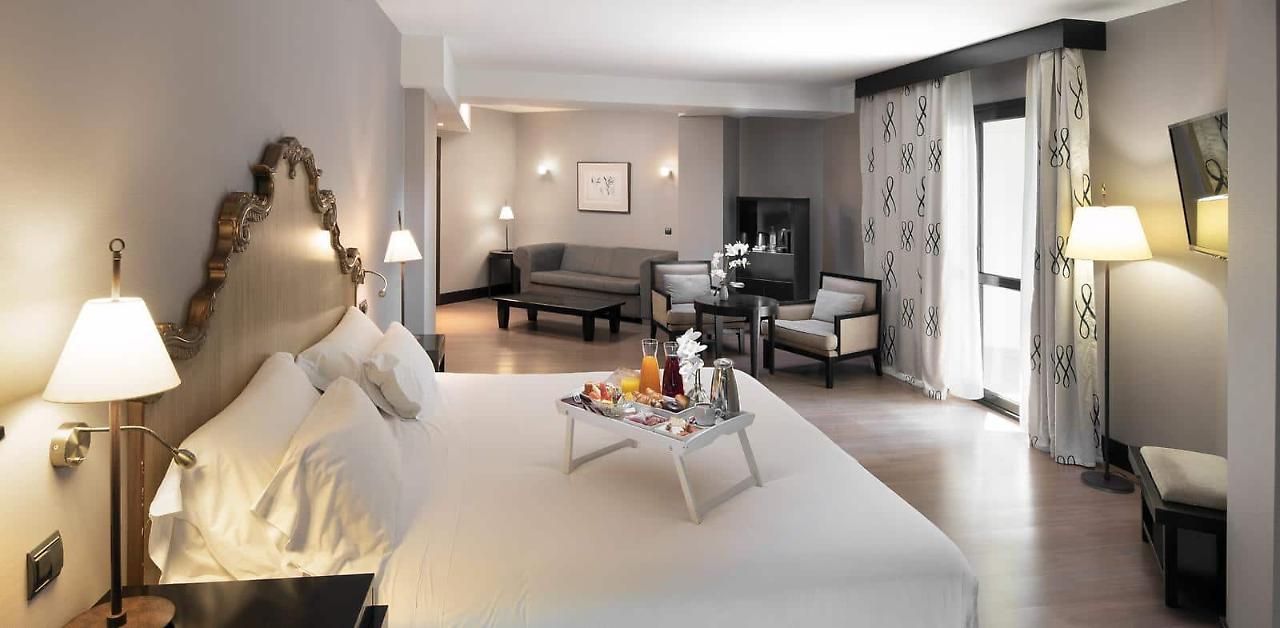 Palacio De Aviles Affiliated By Melia Bagian luar foto A suite at the hotel