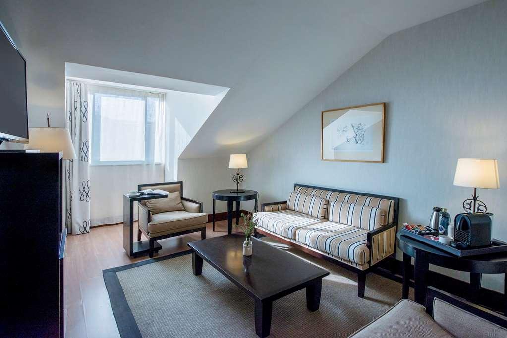 Palacio De Aviles Affiliated By Melia Ruang foto A suite at the Mandarin Oriental, Munich