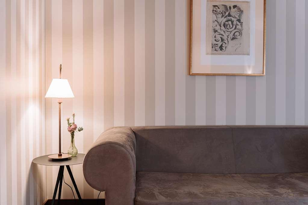 Palacio De Aviles Affiliated By Melia Ruang foto A lamp on a table