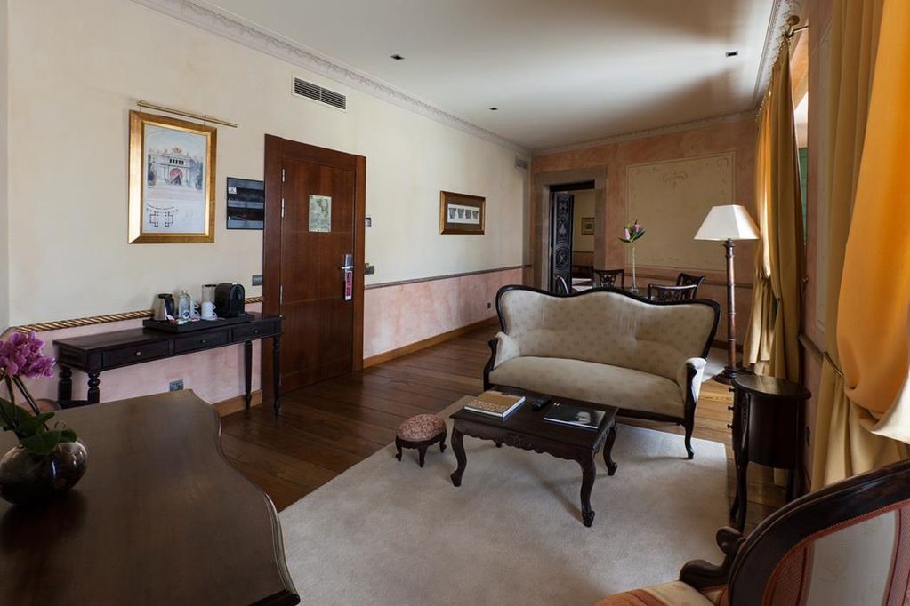 Palacio De Aviles Affiliated By Melia Bagian luar foto A suite at the hotel