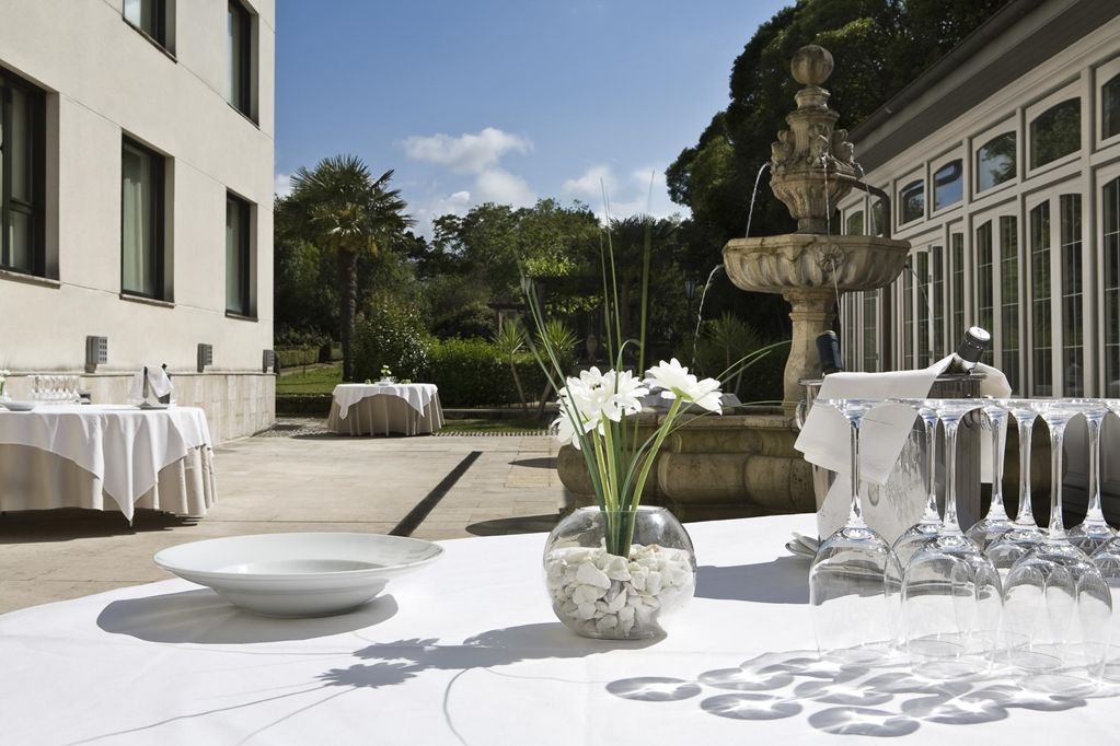 Palacio De Aviles Affiliated By Melia Bagian luar foto The hotel's courtyard