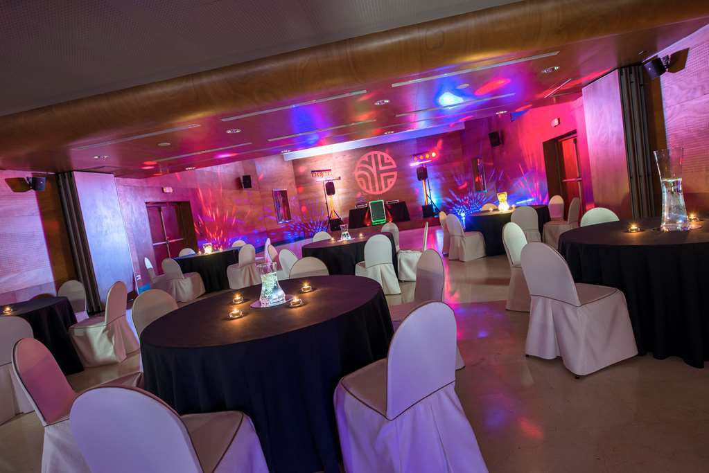Palacio De Aviles Affiliated By Melia Bagian luar foto The interior of the 100 Club